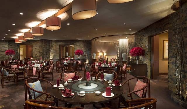 大人数はもちろん、リラックスできるソファタイプの席も「柳（LIU）」では用意されている