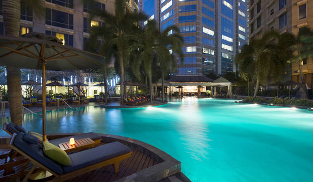 カクテルなども楽しめる7階のプールサイドバー「シティテラス」。夜風に当たりながらバンコクのナイトライフ満喫できる