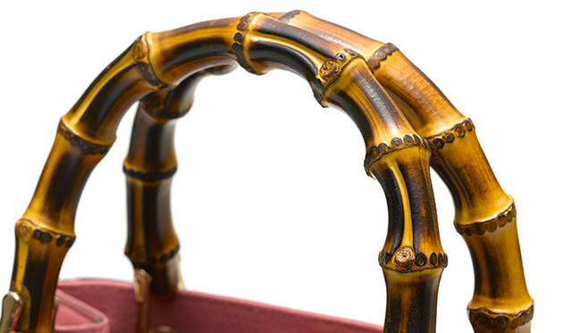 フィレンツェの工房で職人によって1つ1つ半円型に曲げられるバンブーハンドル