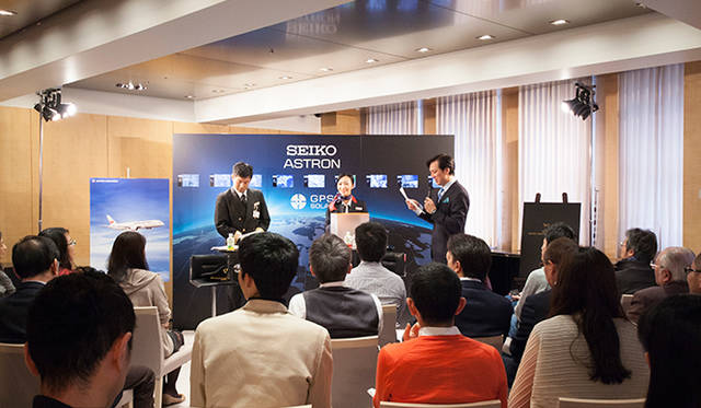 コラムニストの中村孝則さん、JALの現役のパイロット、キャビンアテンダントが参加。