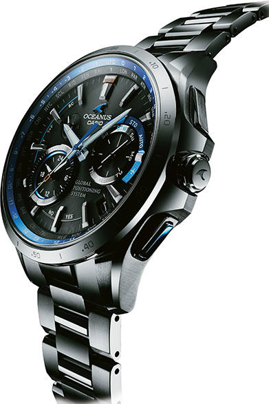 厚さ14.7mmとスリムなケース。<br /><br /> <strong>オシアナス OCW-G1000-1A</strong><br /> ケース｜チタン（チタンカーバイト処理）<br /> 直径｜46.1mm<br /> 厚さ｜14.7mm<br /> 防水｜10気圧防水<br /> 機能｜GPS電波（時刻自動受信。位置は手動受信）、標準電波（自動受信、最大6回/日。中国のみ5回/日）、40タイムゾーン、UTC時刻表示、二都市同時表示、ホームタイムの都市入替機能。ストップウオッチ（1/20秒計測、24分計）、針位置自動補正機能、日付・曜日表示、フルオートカレンダー、バッテリー充電警告機能、ソーラー充電（タフソーラー）。<br /> ブレス｜チタン（チタンカーバイト処理）<br /> 重さ｜106g<br /> 価格｜21万6000円<br /><br /> カシオ計算機 お客様相談室<br /> Tel. 03-5334-4869<br /> http://oceanus.casio.jp