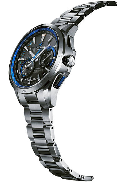 4時位置のプッシュボタンや文字盤内側には、オシアナスブルーの美しいパーツで腕時計に彩りを与えている。<br /><br /> <strong>オシアナス OCW-G1000-1A</strong><br /> ケース｜チタン（チタンカーバイト処理）<br /> 直径｜46.1mm<br /> 厚さ｜14.7mm<br /> 防水｜10気圧防水<br /> 機能｜GPS電波（時刻自動受信。位置は手動受信）、標準電波（自動受信、最大6回/日。中国のみ5回/日）、40タイムゾーン、UTC時刻表示、二都市同時表示、ホームタイムの都市入替機能。ストップウオッチ（1/20秒計測、24分計）、針位置自動補正機能、日付・曜日表示、フルオートカレンダー、バッテリー充電警告機能、ソーラー充電（タフソーラー）。<br /> ブレス｜チタン（チタンカーバイト処理）<br /> 重さ｜106g<br /> 価格｜21万6000円<br /><br />  カシオ計算機 お客様相談室<br /> Tel. 03-5334-4869<br /> http://oceanus.casio.jp