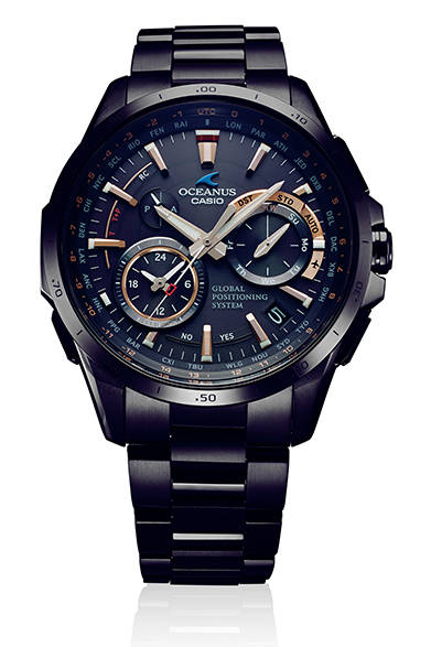 ブラックモデルもバリエーションとしてラインナップ。<br /><br /> <strong>オシアナス OCW-G1000B-1AJF</strong><br /> ケース｜チタン（チタンカーバイト処理）<br /> 直径｜46.1mm<br /> 厚さ｜14.7mm<br /> 防水｜10気圧防水<br /> 機能｜GPS電波（時刻自動受信。位置は手動受信）、標準電波（自動受信、最大6回/日。中国のみ5回/日）、40タイムゾーン、UTC時刻表示、二都市同時表示、ホームタイムの都市入替機能。ストップウオッチ（1/20秒計測、24分計）、針位置自動補正機能、日付・曜日表示、フルオートカレンダー、バッテリー充電警告機能、ソーラー充電（タフソーラー）。<br /> ブレス｜チタン（チタンカーバイト処理）<br /> 重さ｜106g<br /> 価格｜24万8400円<br /><br />  カシオ計算機 お客様相談室<br /> Tel. 03-5334-4869<br /> http://oceanus.casio.jp