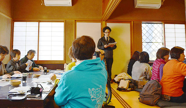 食事の前には「北かつ」の担当者から日本の漁業をとりまく現状が説明され、全員、熱心に聞き入っていた