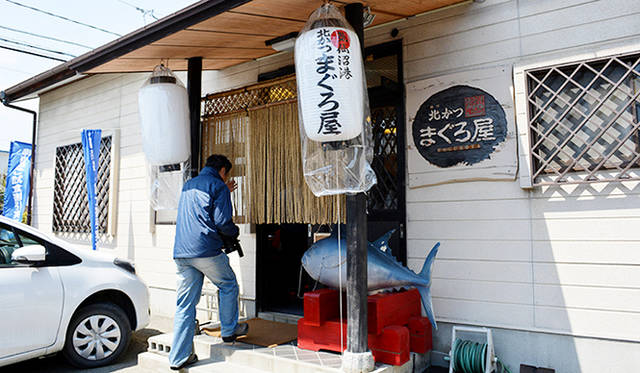 がっつり食事もツマミで一杯という利用もできる「北かつ　まぐろ屋」。この日は田中前店でランチを
