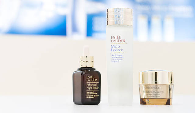 <strong>ESTÉE LAUDER｜エスティ ローダー</strong><br>エスティ ローダーPR担当の渡邉明子さんが愛用しているスキンケアアイテム。左から、日中のバリア機能を補い、夜は肌本来の働きをサポートする「アドバンス ナイト リペア SR コンプレックス II」[30mL] 9180円、[50mL] 1万4040円、今年1月に発売され、早くもベストセラーの化粧水「マイクロ エッセンス ローション」 [150mL] 1万2420円、若々しく輝き、ふっくらハリのある肌へ導くマルチ アクション クリーム「シュープリーム トータル クリーム」 [49g] 1万1880円