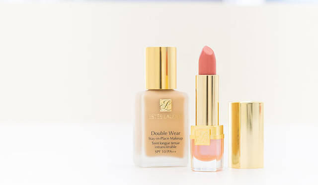<strong>ESTÉE LAUDER｜エスティ ローダー</strong><br>左／1998年発売のベストセラーファンデーション「ダブル ウェア ステイ イン プレイス メークアップ」 [30mL・SPF 10/PA++] 6480円、別名“婚活リップ＝01クリスタル ベビー クリーム”「ピュア カラー クリスタイル シアー リップスティック」3780円