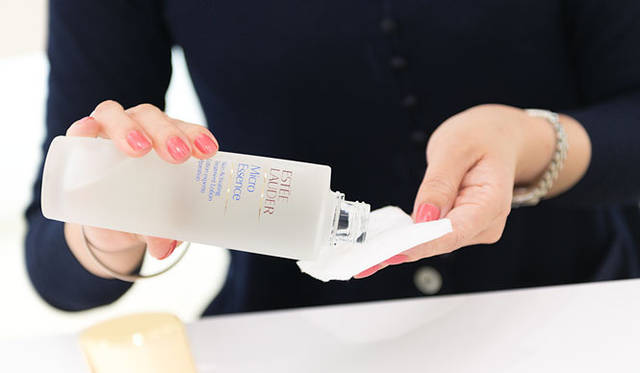 <strong>ESTÉE LAUDER｜エスティ ローダー</strong><br>ダメージを受けにくい、すこやかな肌のための新開発成分「マイクロ ニュートリエント バイオ ファーメント」を搭載し、日本人女性のために開発された化粧水「マイクロ エッセンス ローション」 [150mL] 1万2420円