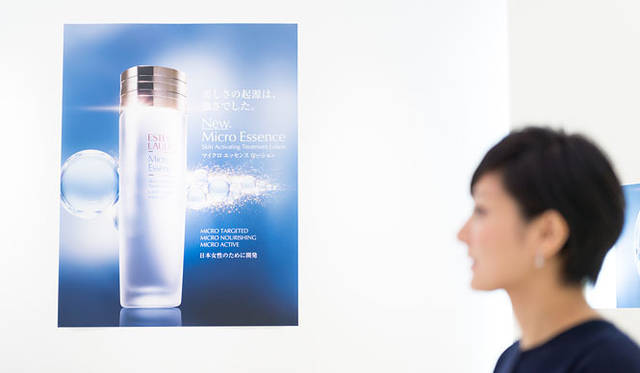 <strong>ESTÉE LAUDER｜エスティ ローダー</strong><br>化粧水「マイクロ エッセンス ローション」の広告