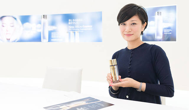 <strong>ESTÉE LAUDER｜エスティ ローダー</strong><br>12月25日（木）発売の美容液「リニュートリィブ ダイヤモンド デュアル セラム」を手にするエスティ ローダーPR担当の渡邉明子さん