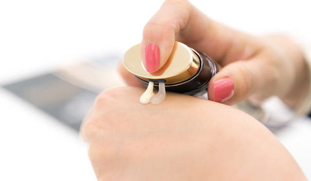 <strong>ESTÉE LAUDER｜エスティ ローダー</strong><br>美容液「リニュートリィブ ダイヤモンド デュアル セラム」