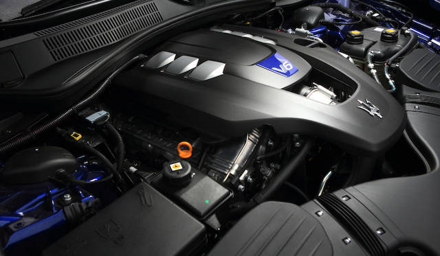 ギブリ S Q4に搭載される3.0リッター V6ツインターボエンジンは、最高出力410ps/5,500rpm、最大トルク550Nm/1,750-5,000rpmを発揮する