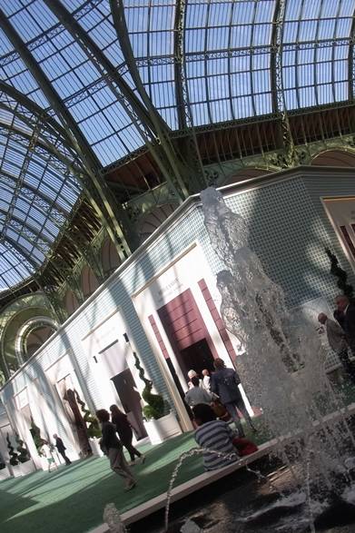 <strong>La Biennale Paris｜パリ・ビエンナーレ 2014</strong><br /><br />ヴェルサイユ宮殿をイメージして設えた噴水