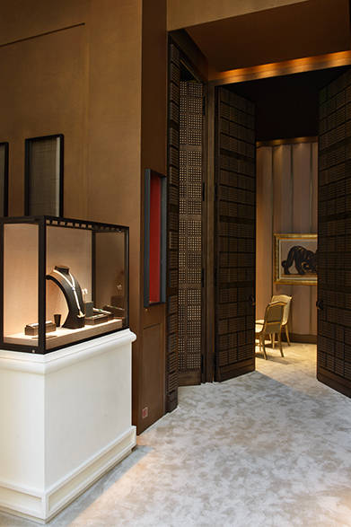 <strong>La Biennale Paris｜パリ・ビエンナーレ 2014</strong><br /><br />CARTIER｜カルティエ<br /><br />ブースの中にもパンテールなどの装飾