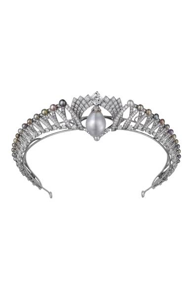 <strong>La Biennale Paris｜パリ・ビエンナーレ 2014</strong><br /><br />CARTIER｜カルティエ<br /><br />「ロワイヤル」をテーマにして作られたティアラ　© Cartier