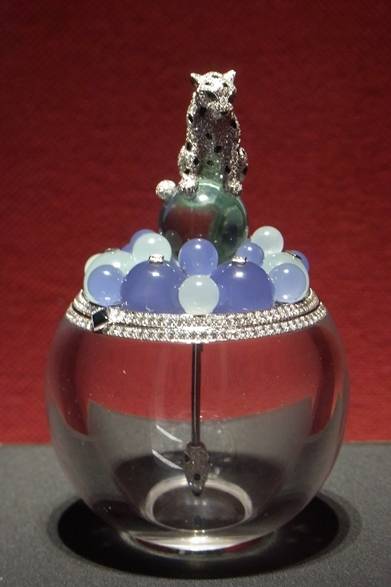 <strong>La Biennale Paris｜パリ・ビエンナーレ 2014</strong><br /><br />CARTIER｜カルティエ<br /><br />ヴィンテージガラス瓶。ジュエリー以外も並ぶ