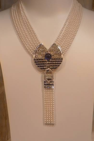 <strong>La Biennale Paris｜パリ・ビエンナーレ 2014</strong><br /><br />CHANEL｜シャネル<br /><br />冬のフランスをイメ−ジしたネックレス