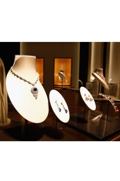 <strong>La Biennale Paris｜パリ・ビエンナーレ 2014</strong><br /><br />BVLGARI｜ブルガリ<br /><br />大ぶりなカラーストーンジュエリーが並ぶ