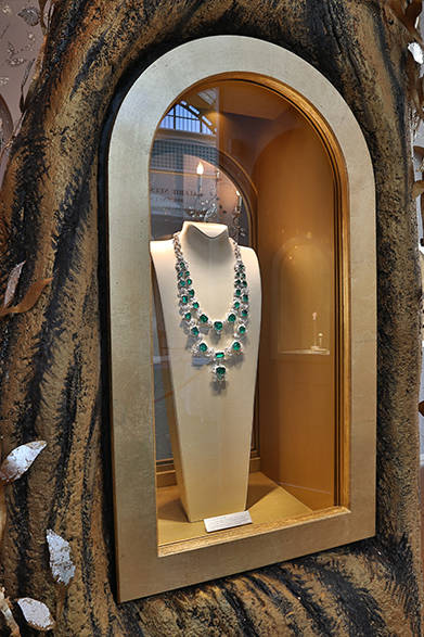 <strong>La Biennale Paris｜パリ・ビエンナーレ 2014</strong><br /><br />VAN CLEEF & ARPELS｜ヴァンクリーフ＆アーペル<br /><br />数億円のネックレス（１点もののため定価はない）　©Van Cleef & Arpels