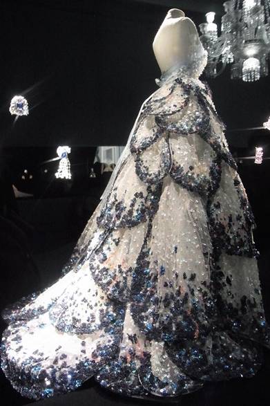 <strong>La Biennale Paris｜パリ・ビエンナーレ 2014</strong><br /><br />Dior｜ディオール<br /><br />ムッシューディオールのクチュールドレス