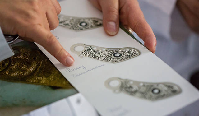 テンプ受けに刻まれるのは、伝統的なフラワーモチーフ。その精密さに注目。