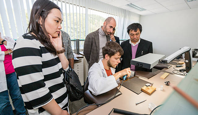 彫刻の前に行う部品の面取り作業を教えてくれたのはランゲ時計学校の生徒さん。