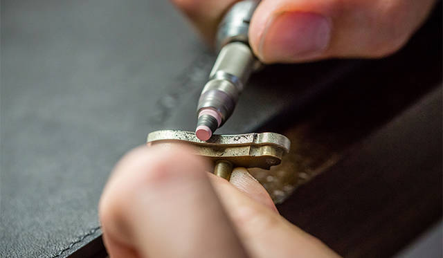 面取りはホルダーに固定した部品に、小さなグラインダーを当てて行う。