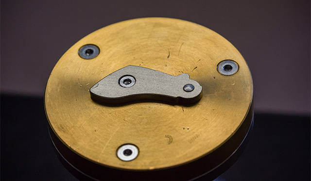 テンプ受けへの彫刻は、このように部品を基盤にねじで固定してから。