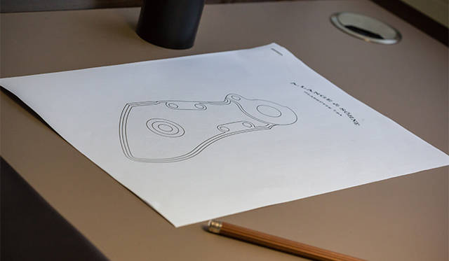 彫刻の実習は、作業の前にまず彫刻したい模様を鉛筆でスケッチすることから始まる。