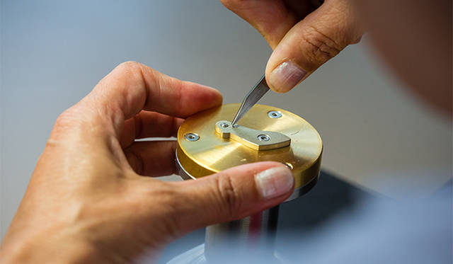 いよいよ彫刻作業の開始。とても硬いので、のみにしっかり力を入れる必要がある。