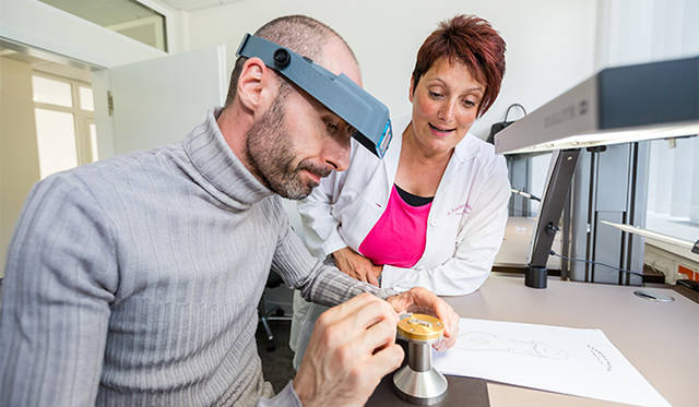 彫刻作業を指導してくれたのはランゲの工房で活躍する女性のエングレーバーさん。