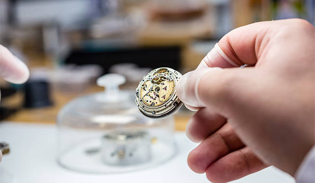 最終組み立て中のコンプリケーションモデル。このテンプ受けにも繊細な彫刻がされている。