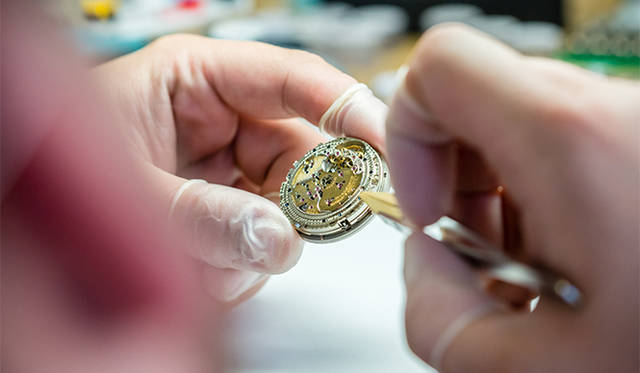 調整しながら最終組み立て中。作業者は常にゴム製の指サックを着けて作業。