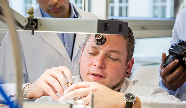 複雑時計の組み立てを担当する時計師の目からも、時計への熱い情熱を感じる。