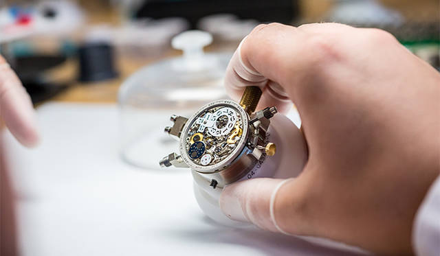 「アウトサイズデイト」という大型のデジタル式日付表示は、ランゲがパイオニア。