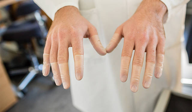 時計師は10本の指すべてに指サックを装着。これもランゲの工房ならではのやり方です。