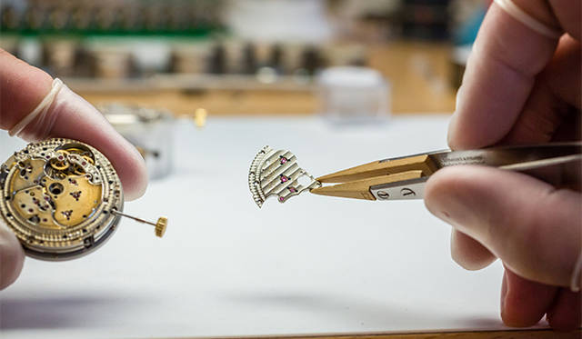 装飾加工が済んだ部品の組み立ては、仮組みよりも何倍も神経を使う繊細な作業。