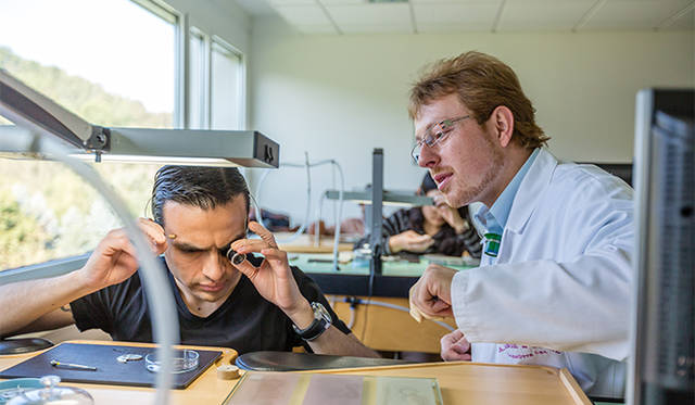 組み立て作業を指導してくれるのは、一流の時計師でもあるランゲ時計学校の先生たち。