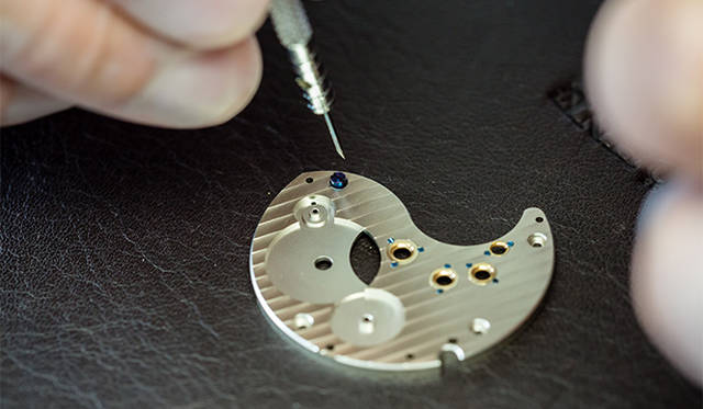 ブルースチール製のねじを装飾加工が終わった地板にセット。これが意外に難しかった。