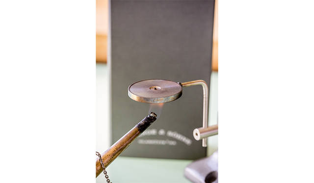 焼いている間、ねじの色は刻一刻と変化するので、目を離せない。