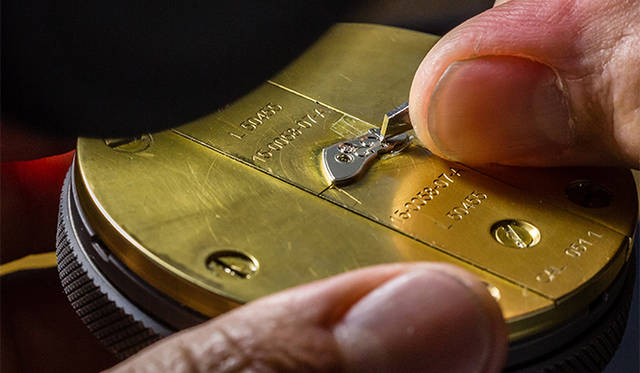 のみをしっかりと握って、基盤に固定されたテンプ受けを回しながら、模様を刻んでいく。