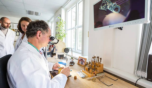 彫刻作業は実体顕微鏡を覗きながら。力を入れながら刃先を巧みに動かして彫刻していく。