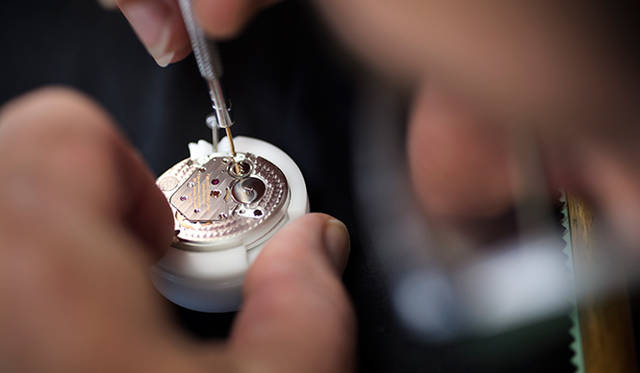 地板には、ペルラージュ加工が施されている。