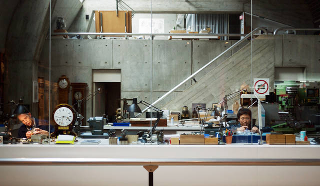 金澤真樹氏（1981年生まれ)。1999年渡仏。2001年にスイスに移り、 ル・ロックルの時計学校で時計師の資格をとったのち、時計修復科、複雑時計科を終了。 2010年、ジュリアス・ベア賞受賞。ヴィンセント・ベラール、カリ・ヴティラインネンの工房を経て、2013年ラ・ショー・ド・フォン国際時計博物館の時計修復師に着任。