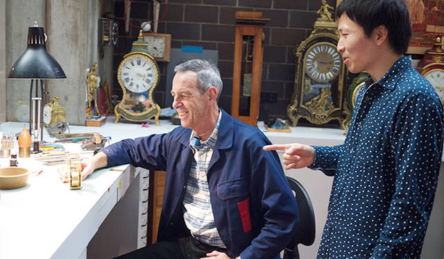 金澤真樹氏（1981年生まれ)。1999年渡仏。2001年にスイスに移り、 ル・ロックルの時計学校で時計師の資格をとったのち、時計修復科、複雑時計科を終了。 2010年、ジュリアス・ベア賞受賞。ヴィンセント・ベラール、カリ・ヴティラインネンの工房を経て、2013年ラ・ショー・ド・フォン国際時計博物館の時計修復師に着任。