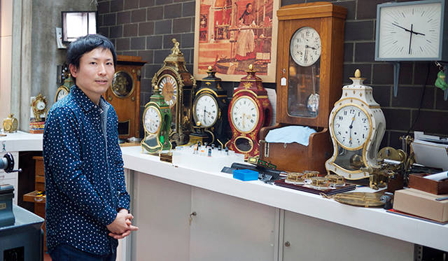 金澤真樹氏（1981年生まれ)。1999年渡仏。2001年にスイスに移り、 ル・ロックルの時計学校で時計師の資格をとったのち、時計修復科、複雑時計科を終了。 2010年、ジュリアス・ベア賞受賞。ヴィンセント・ベラール、カリ・ヴティラインネンの工房を経て、2013年ラ・ショー・ド・フォン国際時計博物館の時計修復師に着任。