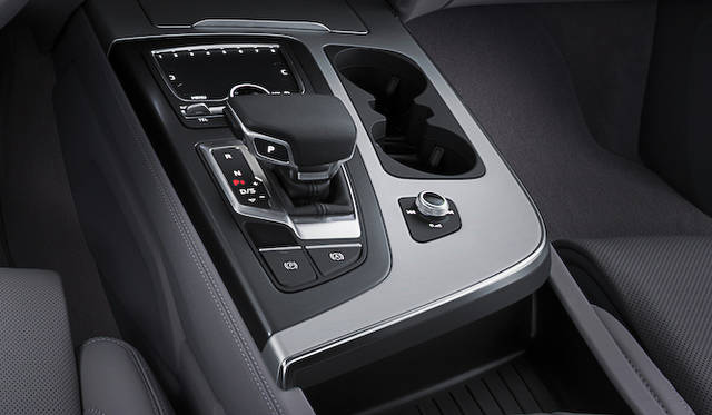 あたらしいMMIは従来のダイヤル式から、大型タッチパッドに変更された