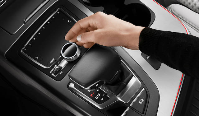 あたらしいMMIは従来のダイヤル式から、大型タッチパッドに変更された