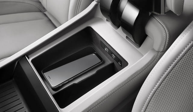 小物入れのなかには充電機能のついたスマートフォン置きがそなわる