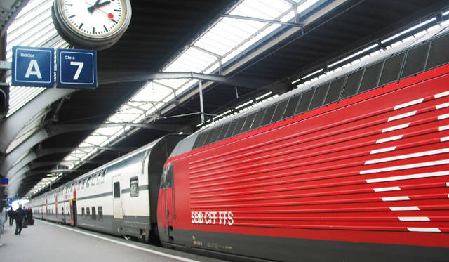 《スイス連邦鉄道とモンディーンの鉄道時計》